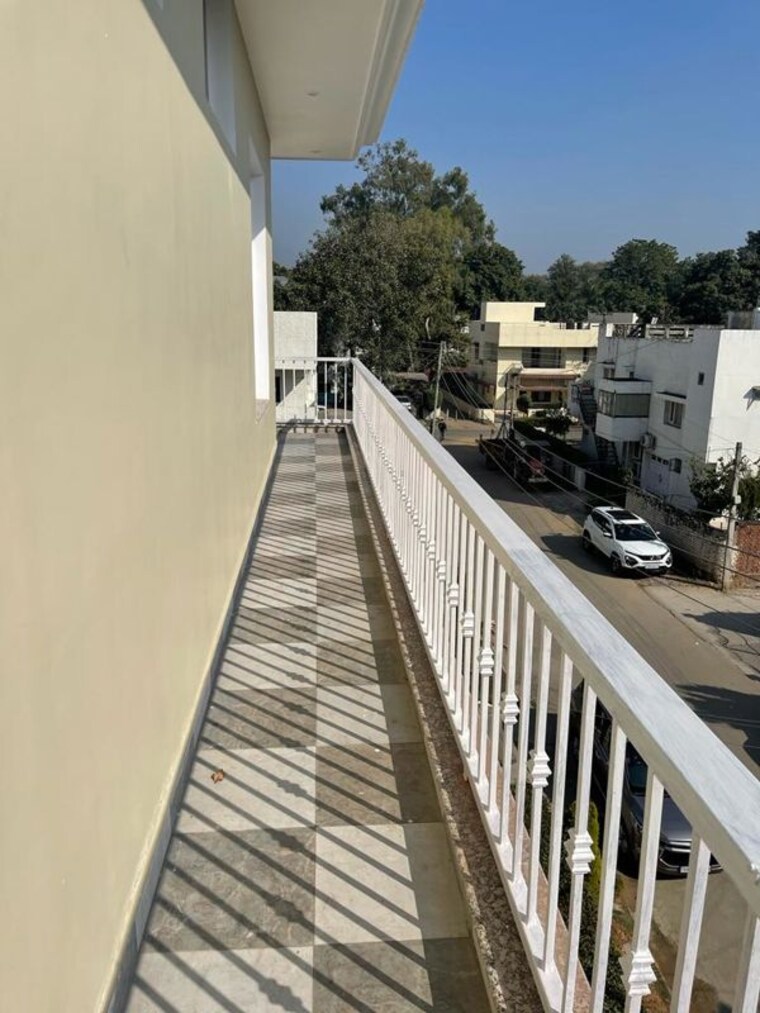 Balcony, sector 10 3 Bedroom 2500 Sq.Ft. Builder Floor In Sector 10 Chandigarh 10011200