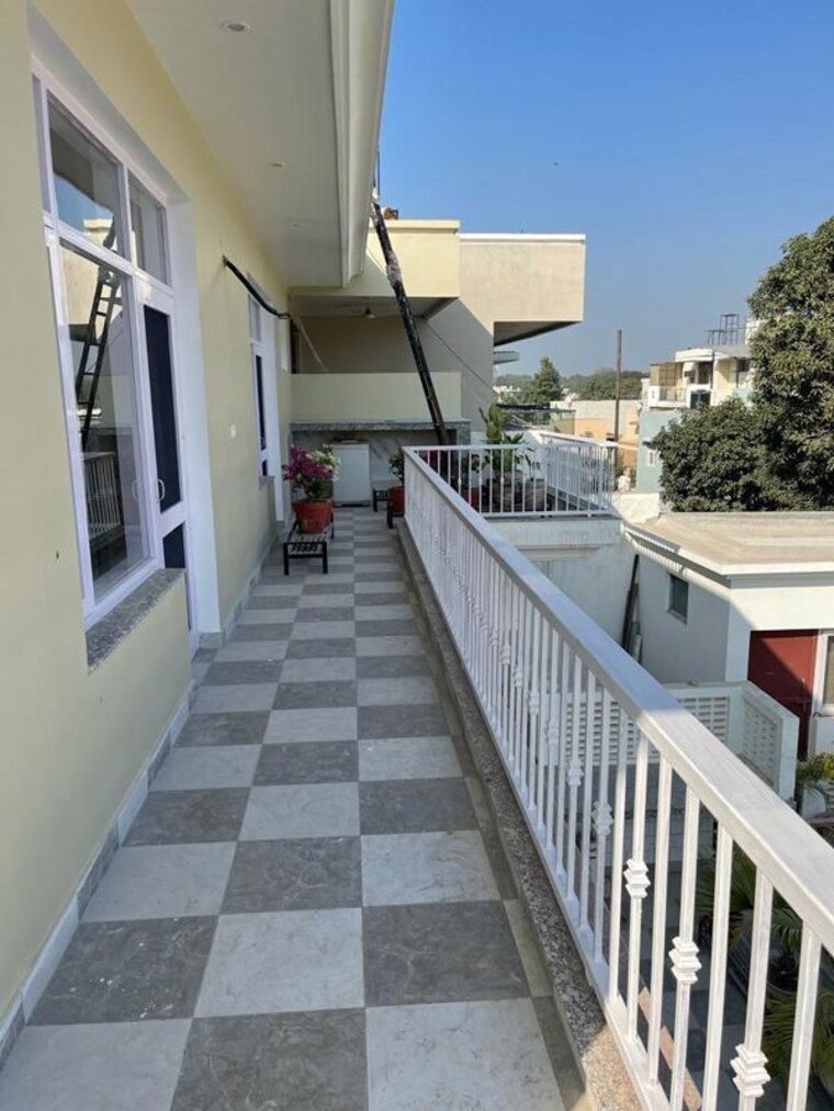 Balcony, sector 10 3 Bedroom 2500 Sq.Ft. Builder Floor In Sector 10 Chandigarh 10011200