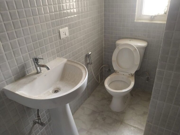 Bathroom, amrapali-dream-valley 3 Bedroom 1360 Sq.Ft. Apartment In Tech Zone 4 Greater Noida Greater Noida 10011238