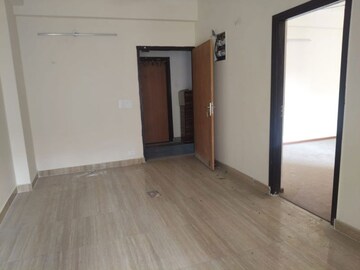 Room in 3 BHK Apartment at Amrapali Dream Valley, Tech Zone 4 Greater Noida – for Sale