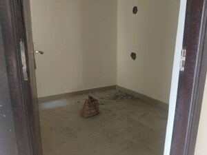 Room in 3 BHK Apartment at Amrapali Dream Valley, Tech Zone 4 Greater Noida – for Sale