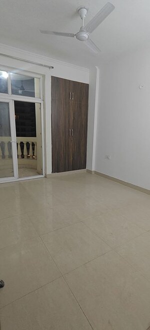 Room in 3 BHK Apartment at Amrapali Crystal Homes, Sector 76 – for Rent
