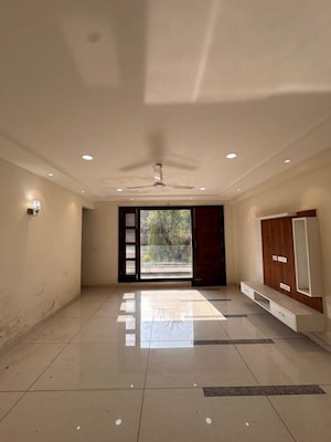Building Lobby in 6 BHK Builder Floor at Sector 8 – for Rent