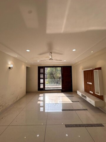 Building Lobby in 6 BHK Builder Floor at Sector 8 – for Rent
