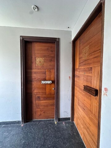 Room in 6 BHK Builder Floor at Sector 8 – for Rent