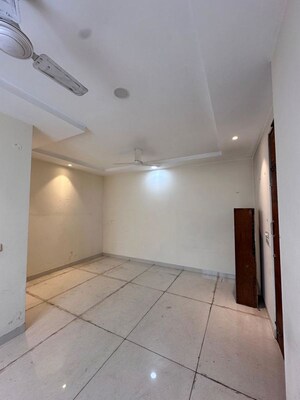 Room in 6 BHK Builder Floor at Sector 8 – for Rent