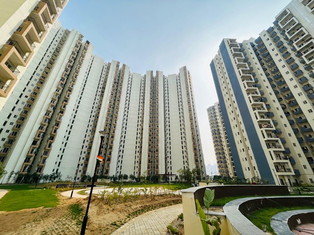3 BHK + Servant Room Apartment For Sale in Amrapali Dream Valley
