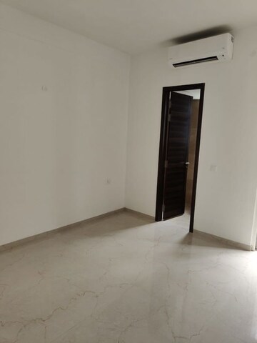 Room in 3.5 BHK Apartment at Smart World Orchard, Sector 61 – for Sale