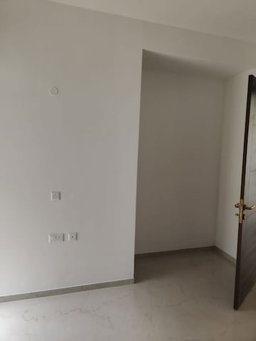 Room in 3.5 BHK Apartment at Smart World Orchard, Sector 61 – for Sale
