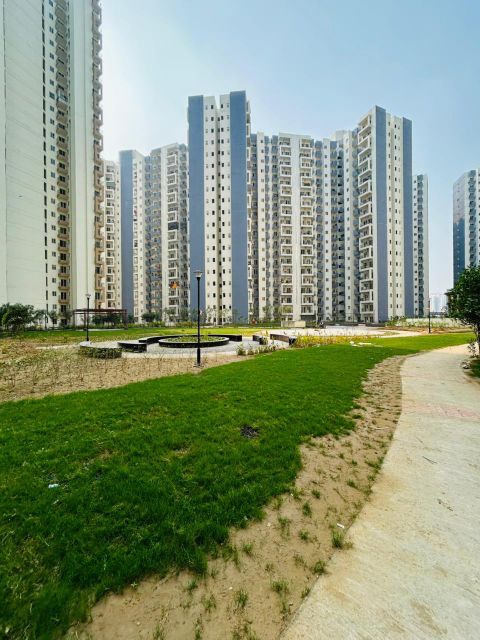 3 BHK + Servant Room Apartment For Sale in Amrapali Dream Valley