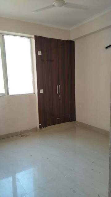 Room in 3 BHK Apartment at Amrapali Dream Valley, Tech Zone 4 Greater Noida – for Sale
