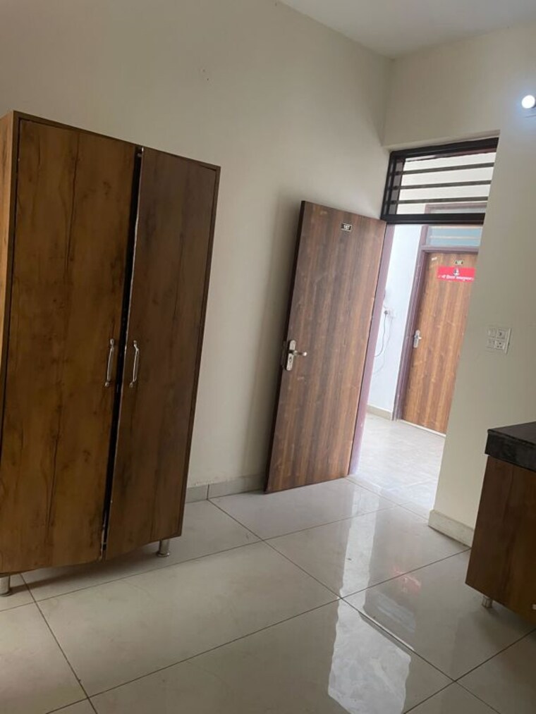 Room, vip road 1 Bedroom 900 Sq.Ft. Apartment In Vip Road Zirakpur 10011379