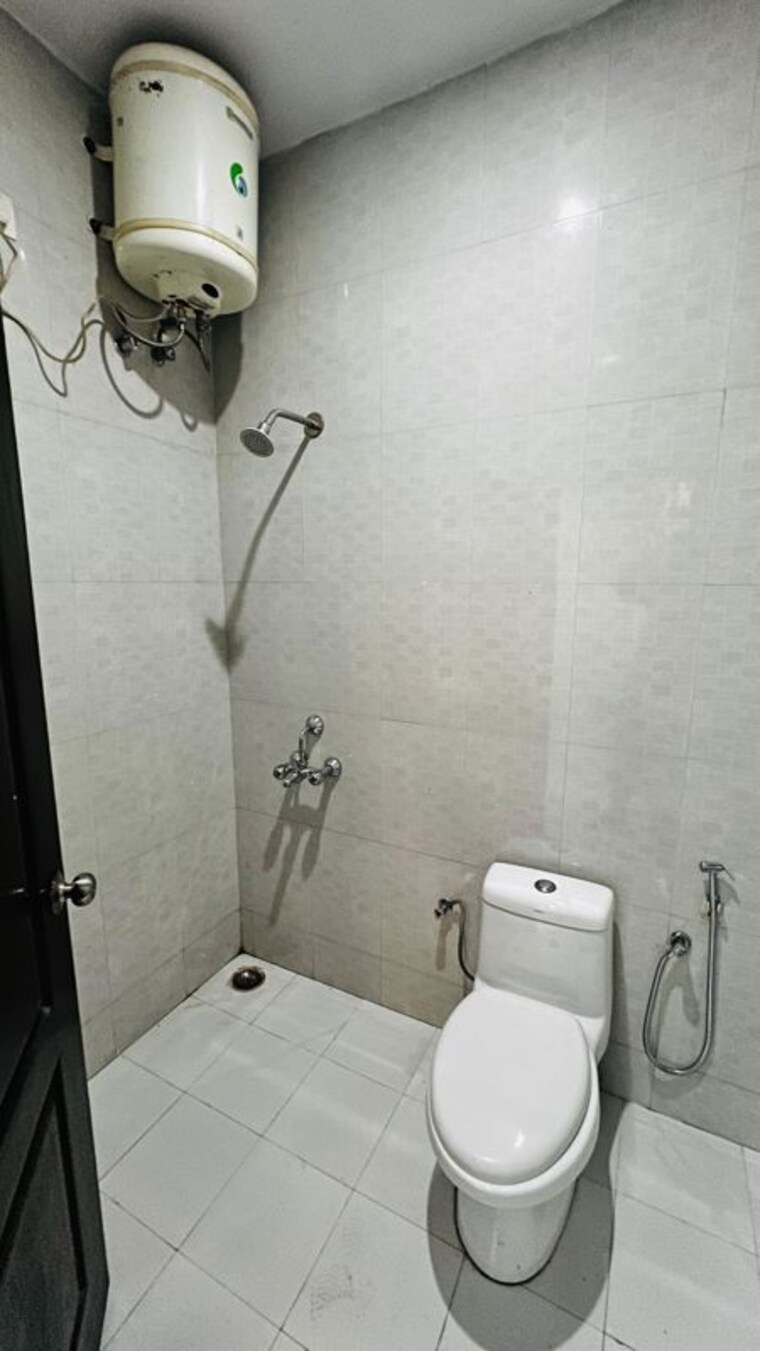 Bathroom, jakhan rajpur road 3 Bedroom 2000 Sq.Ft. Builder Floor In JakhaN Rajpur Road Dehradun 10011398