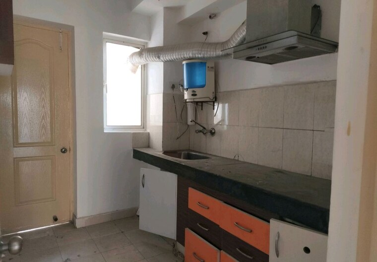 Kitchen, paras-tierea 2 Bedroom 925 Sq.Ft. Apartment In Sector 137 Noida 10011406