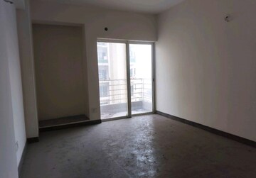 Room in 2 BHK Apartment at Paras Tierea, Sector 137 – for Sale