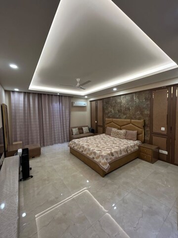 Living Room in 4 BHK Builder Floor at Dlf Phase ii – for Sale