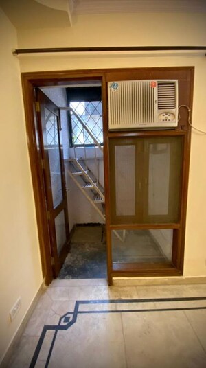 Room in 2 BHK Builder Floor at Saket – for Rent