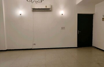 Room in 3 BHK Apartment at Supertech Emerald Court, Sector 93a – for Rent