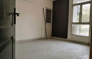 Room in 3 BHK Apartment at Supertech Emerald Court, Sector 93a – for Rent