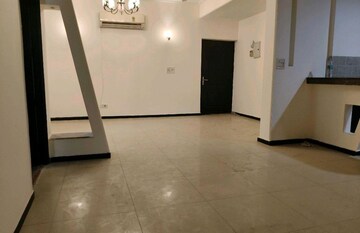 Room in 3 BHK Apartment at Supertech Emerald Court, Sector 93a – for Rent