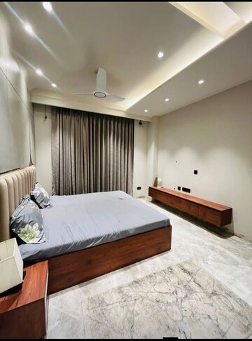 Bedroom in 2.5 BHK Builder Floor at Sector 55 – for Rent