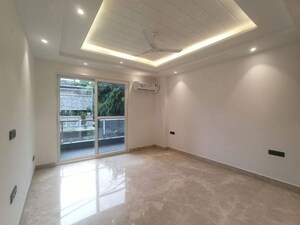 Room in 3 BHK Builder Floor at Saket – for Rent