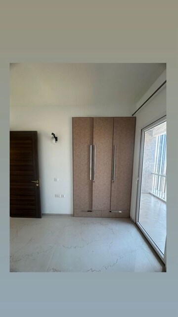 Room in 3 BHK Apartment at Smart World Orchard, Sector 61 – for Rent