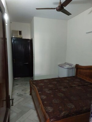 Room in 2 BHK Builder Floor at Saket – for Rent