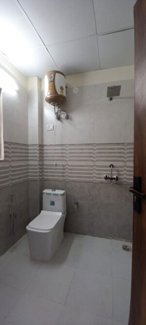 Bathroom in 1 RK Builder Floor at Minarch Tower, Sector 44 – for Rent