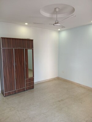 Room in 3 BHK Builder Floor at Sector 52 – for Rent