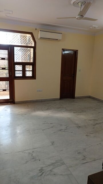 Room in 3 BHK Builder Floor at East Patel Nagar – for Rent