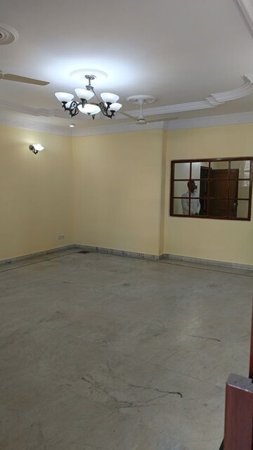 Room in 3 BHK Builder Floor at East Patel Nagar – for Rent