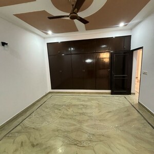 Room in 3 BHK Builder Floor at RWA Apartments Sector 52, Arun Vihar – for Rent