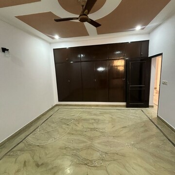 Room in 3 BHK Builder Floor at RWA Apartments Sector 52, Arun Vihar – for Rent