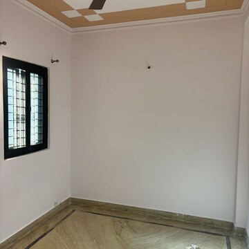 Room in 3 BHK Builder Floor at RWA Apartments Sector 52, Arun Vihar – for Rent