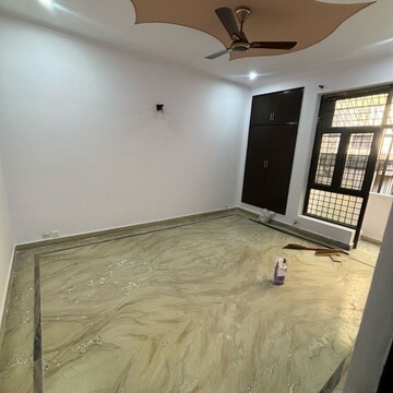 Room in 3 BHK Builder Floor at RWA Apartments Sector 52, Arun Vihar – for Rent