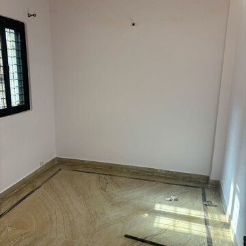 Room in 3 BHK Builder Floor at RWA Apartments Sector 52, Arun Vihar – for Rent