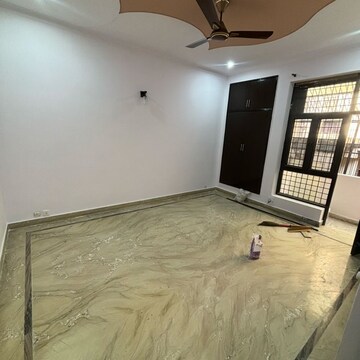 Room in 3 BHK Builder Floor at RWA Apartments Sector 52, Arun Vihar – for Rent