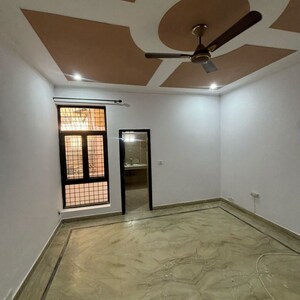 Room in 3 BHK Builder Floor at RWA Apartments Sector 52, Arun Vihar – for Rent