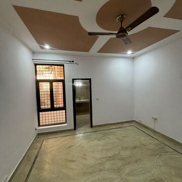 Room in 3 BHK Builder Floor at RWA Apartments Sector 52, Arun Vihar – for Rent
