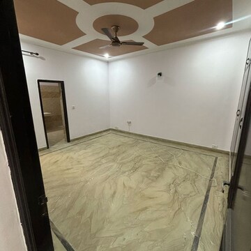 Room in 3 BHK Builder Floor at RWA Apartments Sector 52, Arun Vihar – for Rent