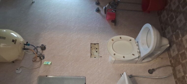 Bathroom, sarita vihar Studio 600 Sq.Ft. Apartment In Sarita Vihar Delhi 10011946