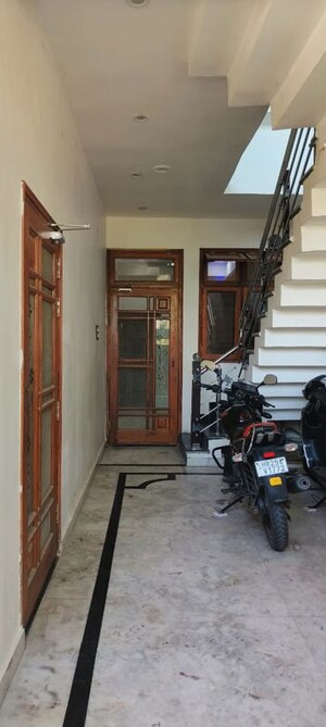 Parking in 2 BHK Independent House at Gomti Nagar – for Rent
