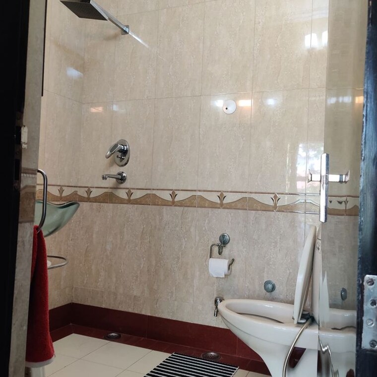Bathroom, greater kailash ii 2 Bedroom 1500 Sq.Ft. Builder Floor In Greater Kailash ii Delhi 10012013