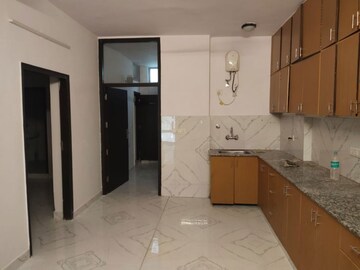Room in 3 BHK Builder Floor at Sarvapriya Vihar – for Rent