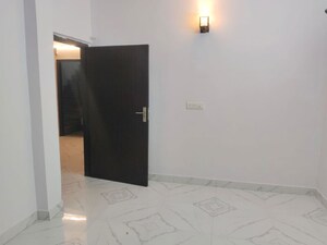 Room in 3 BHK Builder Floor at Sarvapriya Vihar – for Rent