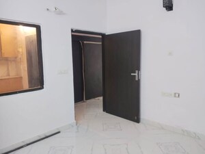 Room in 3 BHK Builder Floor at Sarvapriya Vihar – for Rent