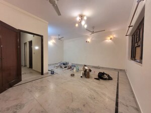 Room in 3 BHK Builder Floor at Panchsheel Enclave – for Rent
