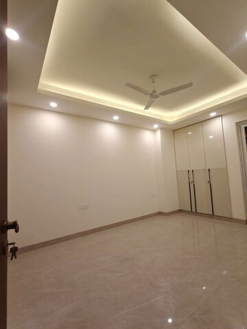 Room in 3 BHK Builder Floor at Sector 45 – for Rent