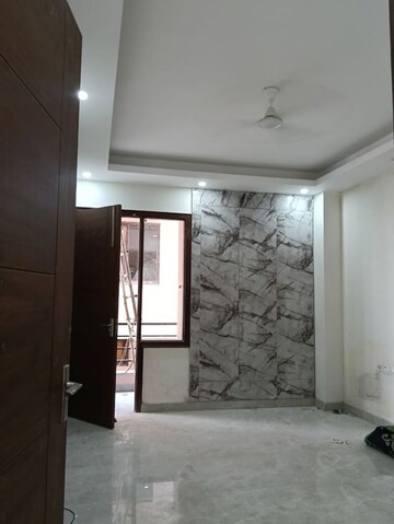 Room in 3 BHK Builder Floor at South City 1 – for Rent